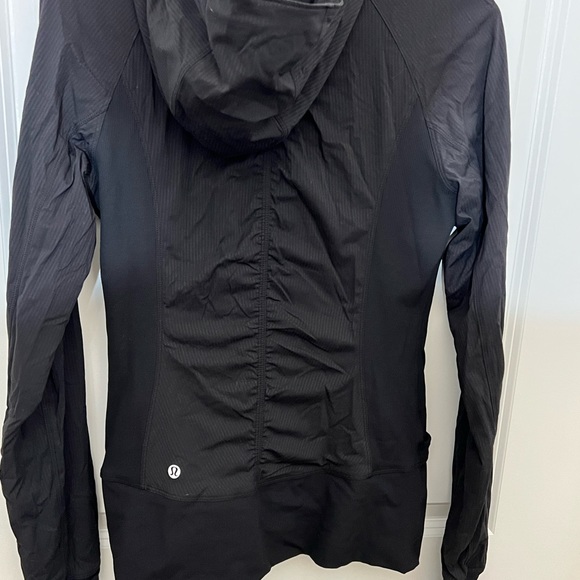 Lululemon lightweight windbreaker. Black. - Picture 3 of 4